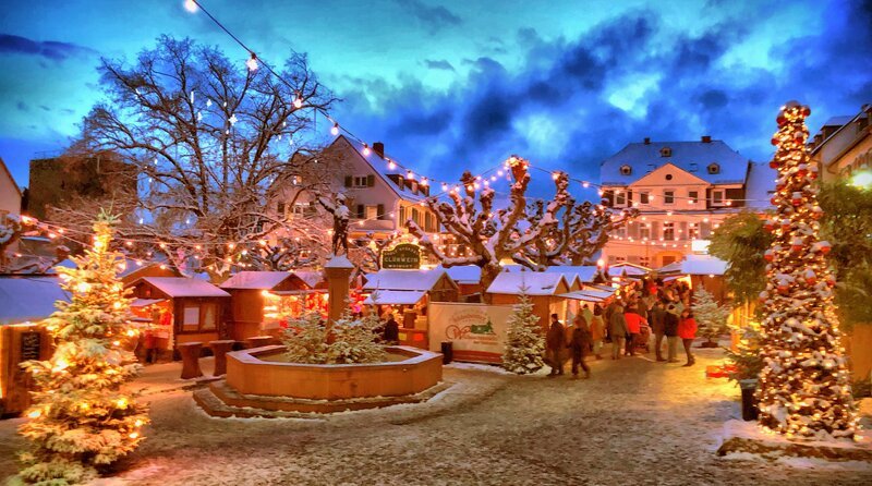 Impressionen vom Rüdesheimer Weihnachtsmarkt. – Bild: HR/​www.weihnachtsmarkt-der-nationen.de