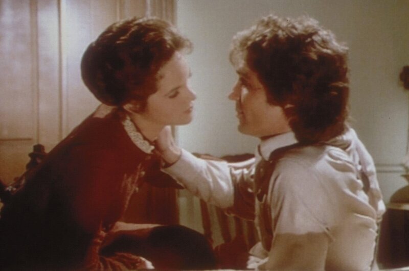 Adam (Linwood Boomer, r.) und seine Frau Mary (Melissa Sue Anderson, l.) sind sehr zufrieden mit ihrer neuen Anwaltspraxis in Walnut Grove. Schon am ersten Tag haben sie einen Auftrag erhalten. – Bild: Sat.1 Gold