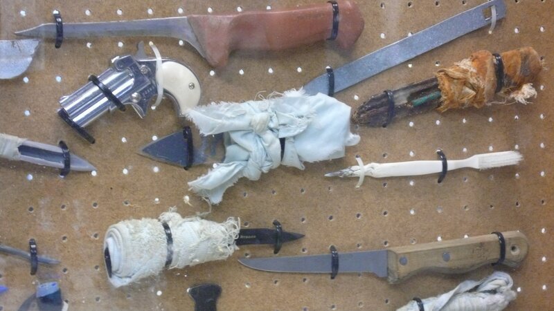 The shank board at the Denver County Jail. Many of the shanks are created by the gang members of the jail for intimidation or attacks. – Bild: National Geographic Channels
