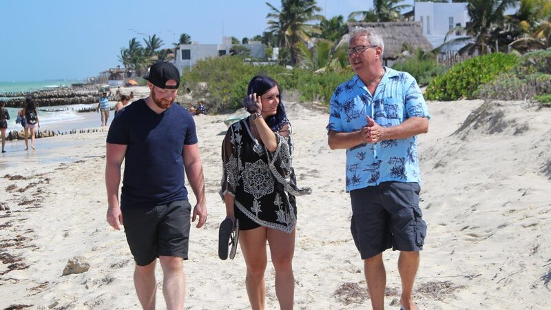 Contributors James Harrold (L) and Lyndsey Harrold (C) tell Real Estate Agent Wade Yarchan (R) their thoughts on the properties he has shown them, as seen on HGTV’s Beachfront Bargain Hunt. – Bild: Discovery, Inc.