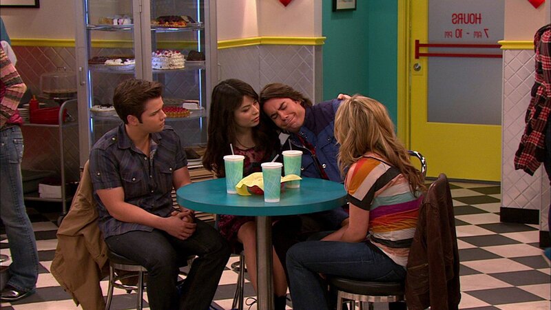 L-R: Freddie Benson, Carly Shay, Spencer Shay, Sam Puckett – Bild: ViacomCBS