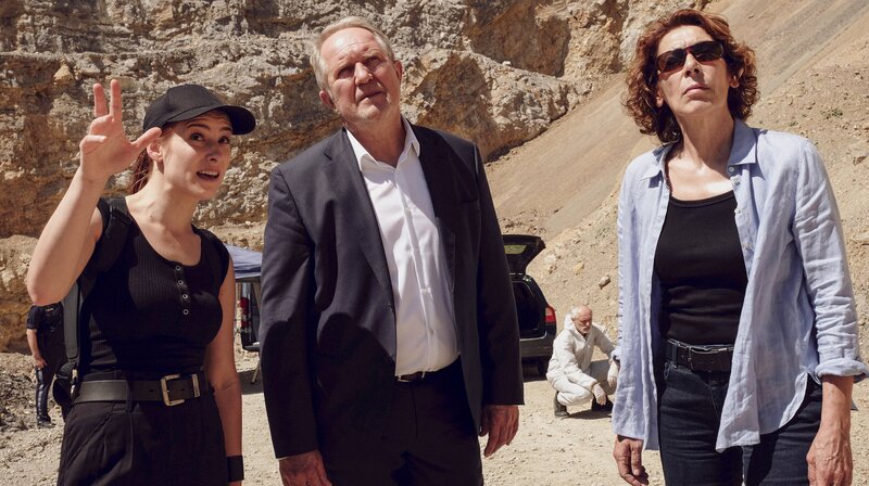 V. li. n. re.: Meret Schande (Christina Scherrer), Moritz Eisner (Harald Krassnitzer) und Bibi Fellner (Adele Neuhauser). – Bild: ARD Degeto/​ORF