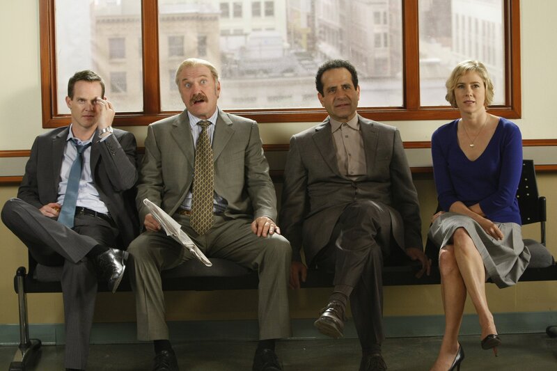 L-R: Jason Gray-Stanford als Lieutenant Disher, Ted Levine als Capt. Leland Stottlemeyer, Tony Shalhoub als Adrian Monk, Traylor Howard als Natalie Teeger – Bild: FOX Networks