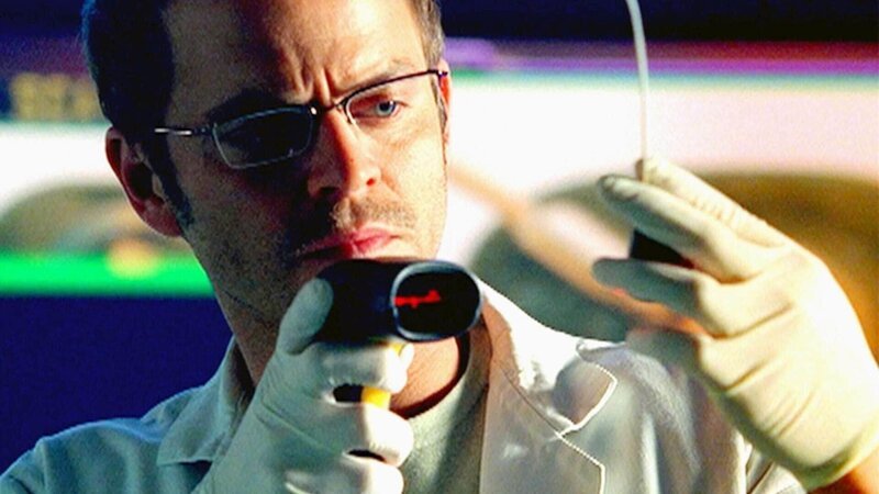 Hier war ein Profi am Werk! Danny (Carmine Giovinazzo) untersucht die Spuren, die eine Ladendiebin bei ihren Raubzügen durch teure Boutiquen hinterlassen hat.. – Bild: MG RTL D /​ CBS