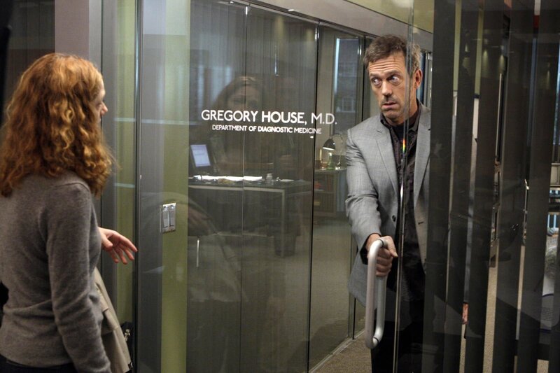 Die Altenpflegerin Morgan West (Judy Greer, l.) glaubt bald sterben zu müssen. Dr. Gregory House (Hugh Laurie, r.) ist da anderer Meinung … – Bild: PLURIMEDIA (NBC Universal, Inc.)