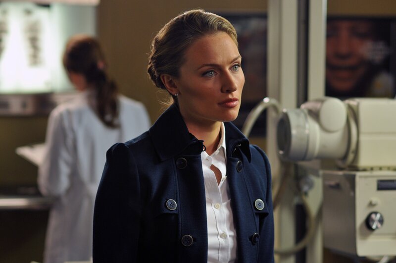 A.D.A. Kim Greylek (Michaela McManus) will einem Arzt das Handwerk legen, der konsequent leugnet, dass das HI-Virus AIDS verursacht. – Bild: NBC Universal, Inc