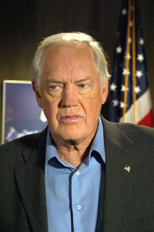 Ex-Vizepräsident Kinsey (Ronny Cox) ist wieder da – und sorgt weiter für Ärger … – Bild: SYFY