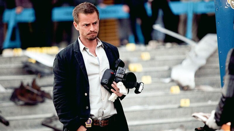 Danny Messer (Carmine Giovinazzo) sammelt Beweise: Damit auch die kleinsten Spuren dokumentiert und festgehalten werden können, fotografiert er den Tatort, bei dem ein Imbisswagen durch eine selbstgebastelte Bombe in die Luft gesprengt worden ist. – Bild: MG RTL D /​ CBS