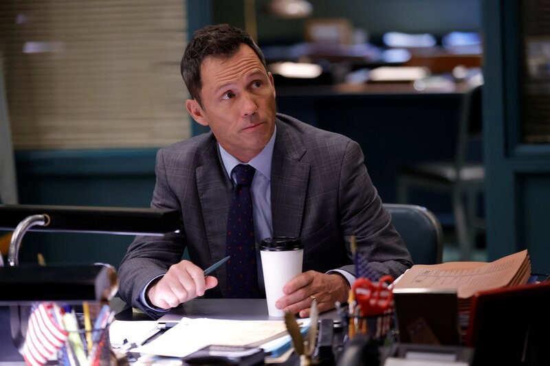 Jeffrey Donovan as Detective Frank Cosgrove – Bild: NBC /​ Universal Television LLC
