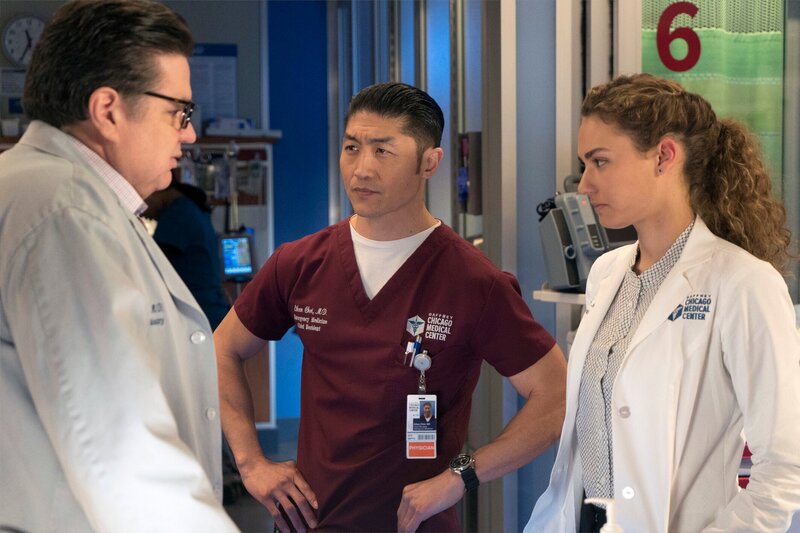 -- „Lesson Learned“ Episode 218 -- Pictured: (l-r) Oliver Platt as Daniel Charles, Brian Tee as Ethan Choi, Rachel DiPillo as Sarah Reese -– – Bild: NBCUniversal Media, LLC