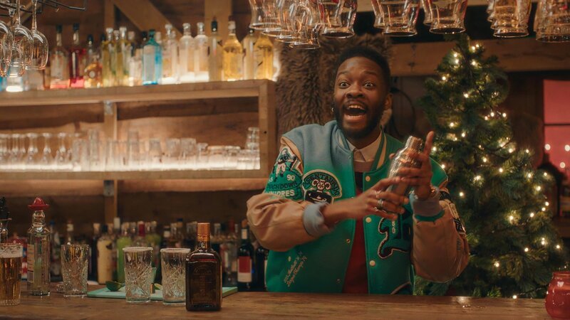 Barkeeper Baptiste (Daniël Maeriën) hält Annie auf dem Weihnachtsmarkt in Atem. – Bild: ZDF und Patrick Tilkens