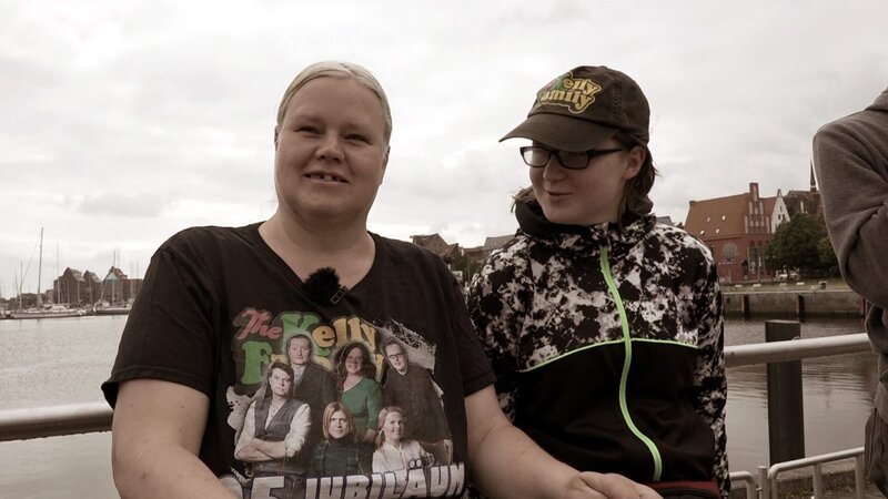 Sandra freut sich über eine ganz persönliche Einladung. Gemeinsam mit ihrer Familie darf die 39-jährige aufs Konzert der Kelly Family nach Hamburg. – Bild: RTL Zwei