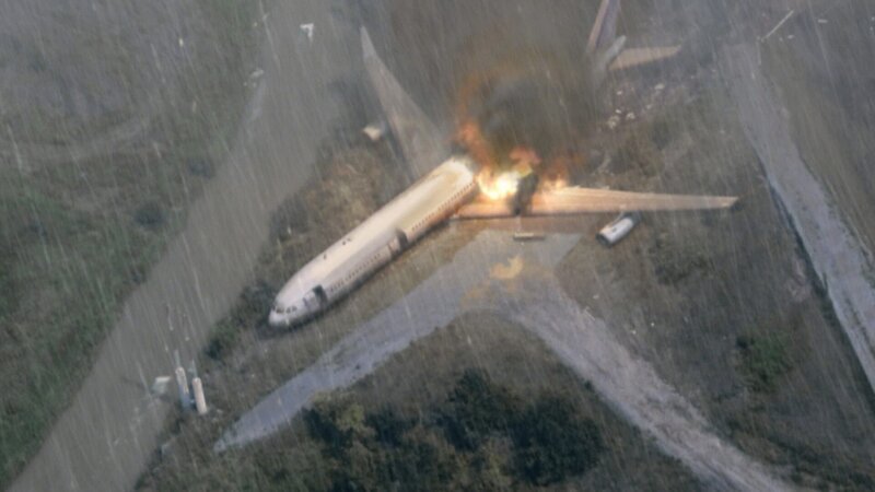 Flight 358 catching fire moments after the crash landing. – Bild: Cineflix
