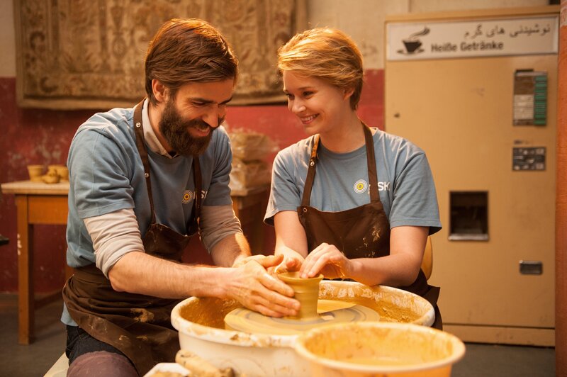 Henk (Moritz Vierboom) und Jördis (Nadja Bobyleva) kommen sich beim Töpfern näher. Weiteres Bildmaterial finden Sie unter www.br-foto.de. – Bild: BR/​Novafilm Fernsehproduktion GmbH/​Alva Nowak