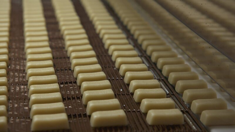 Für den Marzipan-Klassiker der Lübecker Firma Niederegger wird die geformte Mandelpaste im Anschluss mit Schokolade überzogen. – Bild: tellvision Film & Fernsehproduktion/​ WeltN24 GmbH