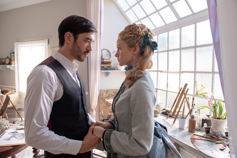L-R: Ah Sahm (Andrew Koji) and Penelope Blake (Joanna Vanderham) – Bild: Die Verwendung ist nur bei redak /​ HBO /​ © CINEMAX/​HBO