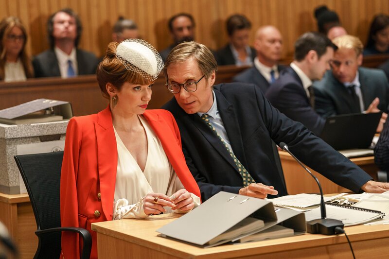 Greg (Stephen Merchant) soll Gabby (Eleanor Tomlinson) als Anwalt vor Gericht vertreten. Sie möchte ihr Erbe erstreiten. – Bild: Alistair Heap /​ ZDF