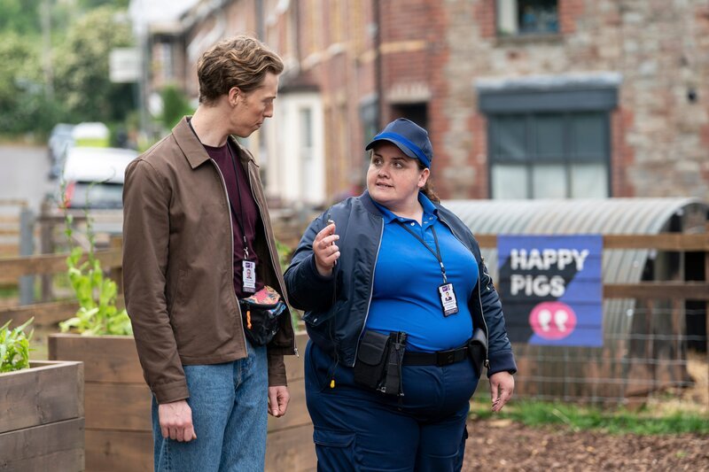 Stan (Harry Trevaldwyn, l.), der neue Lehrling von Diane (Jessica Gunning, r.), durchläuft bei ihr eine harte Schule. – Bild: Alistair Heap /​ ZDF