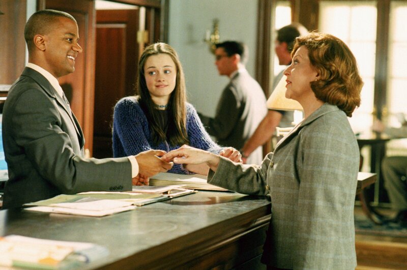 Emily (Kelly Bishop) ist auf der Suche nach Antiquitäten, woraufhin Rory sie nach Stars Hollow einlädt. – Bild: Warner Bros.