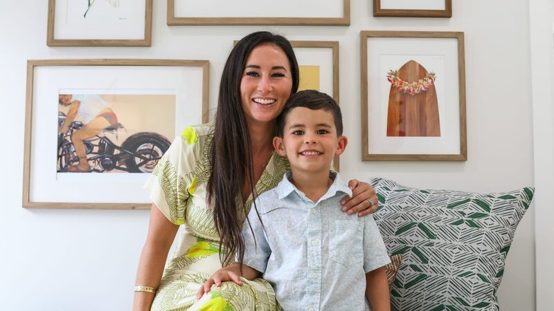 Tristyn sits with her son, Bubba, on a bench in the newly renovated primary bedroom, as seen on Renovation Aloha, Season 2. – Bild: Warner Bros. Discovery, Inc. or its subsidiaries and affiliates