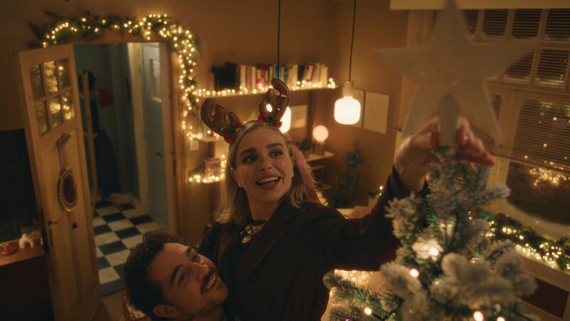 Vor einer Woche war die Welt noch in Ordnung: Roel (Robbert Vervloet) und Mina (Julie Van den Steen) bei den Weihnachtsvorbereitungen. – Bild: ZDF und Patrick Tilkens