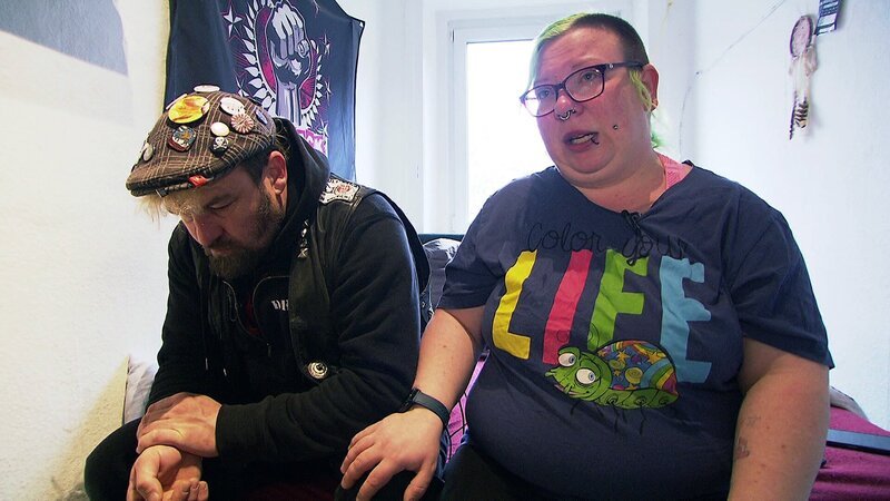 Schock in Hamburg: Das Punkerpaar Paddy und Lausi trauert um ihren völlig unerwartet verstorbenen Freund Asterix. Ausgerechnet Lausi war es, die den 52-Jährigen leblos in seinem WG-Zimmer gefunden hat. – Bild: RTLZWEI, Madame Zheng Production