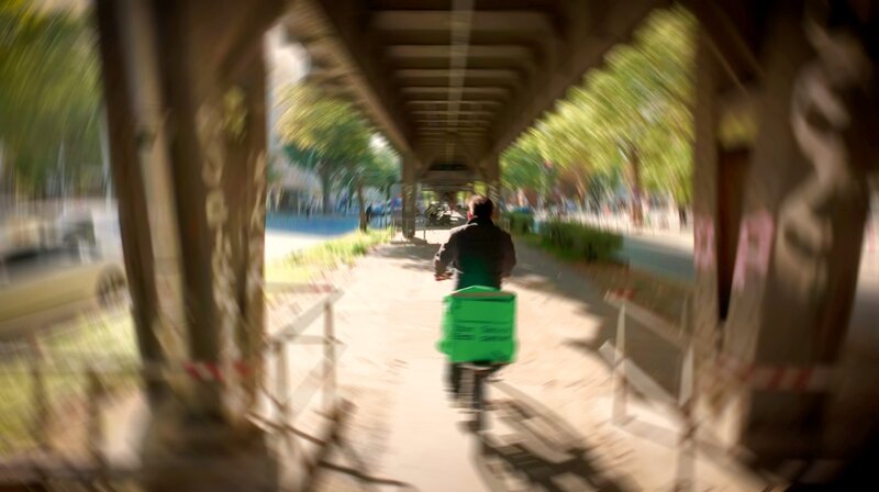 Der Zeitdruck bei den Essensauslieferungen ist hoch. – Bild: rbb/​Jan Wiese