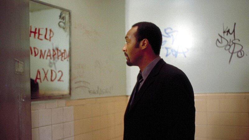 In einer Tankstellen-Toilette findet Detective Green (Jesse L. Martin) den „Hilferuf“ einer Frau, die anscheinend entführt wurde. Doch um die Frau zu finden, müssen die Cops die Botschaft zunächst enträtseln … – Bild: RTL Deutschland