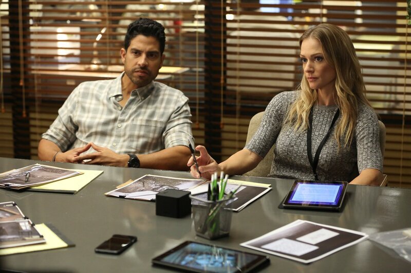 (v.l.n.r.) Luke Alvez (Adam Rodriguez); JJ (A. J. Cook) – Bild: 13th Street /​ 2018 ABC Studios/​Michael Yarish/​Michael Yarish