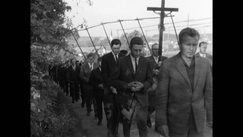 Betend unterwegs zur Wallfahrtskirche. – Bild: BR