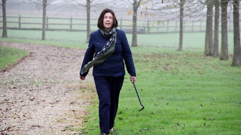 Baroness Susan De Stempel kann der Mord an ihrem Ex-Mann nicht nachgewiesen werden. Im Zuge der Ermittlungen finden sich jedoch Beweise, dass sie gemeinschaftlich eine Tante um eine große Summe Geld betrogen hat. Dafür muss sie 7 Jahre ins Gefängnis. – Bild: Foto: TVNOW /​ IMG