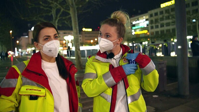 In Frankfurt am Main arbeitet ein reines Frauenteam. Melli und Kasia sind ein eingespieltes Duo. – Bild: RTLZWEI – Recht zum Abdruck/​Darstellung zeitlich/​sachlich beschränkt auf die Bewerbung der Sendung