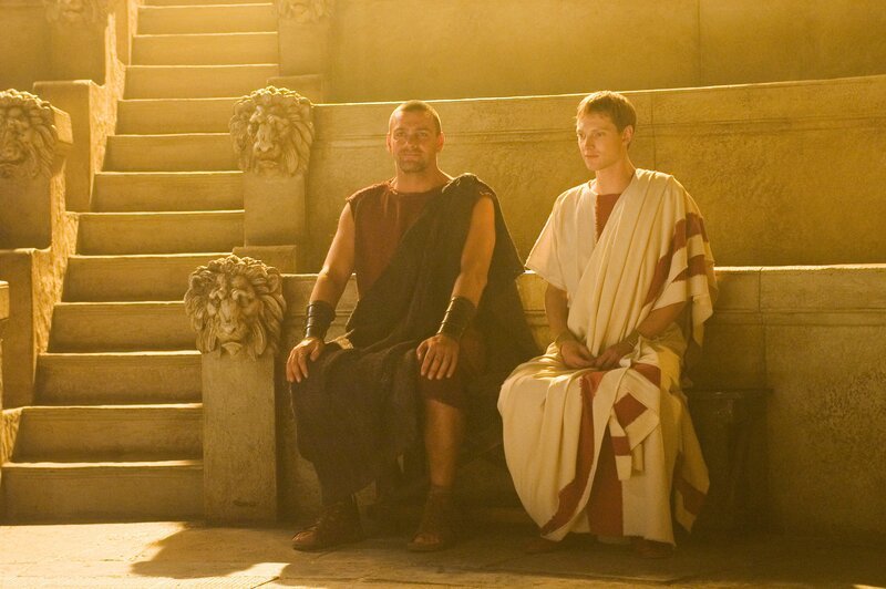 Octavius (Simon Woods, re.) ist zufrieden, dass Pullo (Ray Stevenson) mit ihm in den Krieg gegen Marc Anton ziehen wird. – Bild: Sky Atlantic