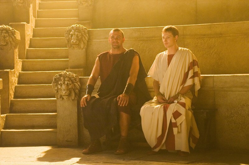 Octavius (Simon Woods, re.) ist zufrieden, dass Pullo (Ray Stevenson) mit ihm in den Krieg gegen Marc Anton ziehen wird. – Bild: Sky Atlantic