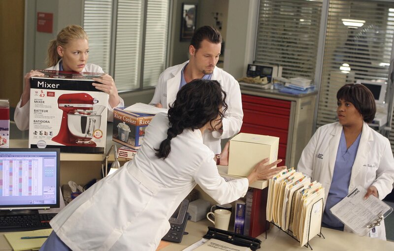 l-r: Dr. Izzie Stevens (Katherine Heigl), Dr. Cristina Yang (Sandra Oh), Dr. Alex Karev (Justin Chambers), Dr. Miranda Bailey (Chandra Wilson) – Bild: American Broadcasting Companies, Inc. /​ Michael Desmond