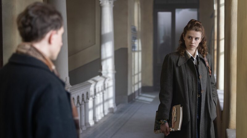 Ein gegenseitiges Erkennen auf dem Fluren des Nürnberger Justizpalasts. Ernst Michel (Jonathan Berlin) und Seweryna Smzaglewska (Katharina Stark) erkennen, dass sie dasselbe Grauen überlebt haben. – Bild: ORF/​NDR/​Zeitsprung Pictures/​Márton Kállai