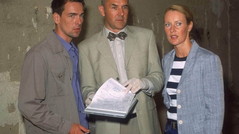 Andrea Kummer wird in einem verlassenen Haus, das kurz vor der Sprengung steht, erstochen aufgefunden. (v.l.) Kommissar Bonhoff (Wolfgang Krewe), Dr. Duhler (Klaus Schindler) und Staatsanwältin Glaser (Britta Schmeling) versuchen sich ein Bild von dem Tathergang zu machen. – Bild: RTL /​ Rolf Baumgartner
