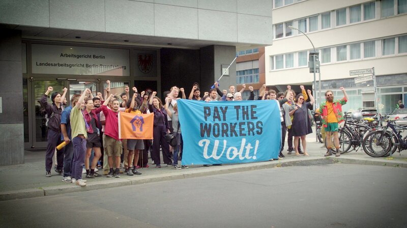 Lieferkuriere protestieren vor dem Berliner Arbeitsgericht. – Bild: rbb/Jan Wiese / rbb Presse & Information Lieferkuriere protestieren vor dem Berliner Arbeitsgericht. – Bild: rbb/Jan Wiese / rbb Presse & Information