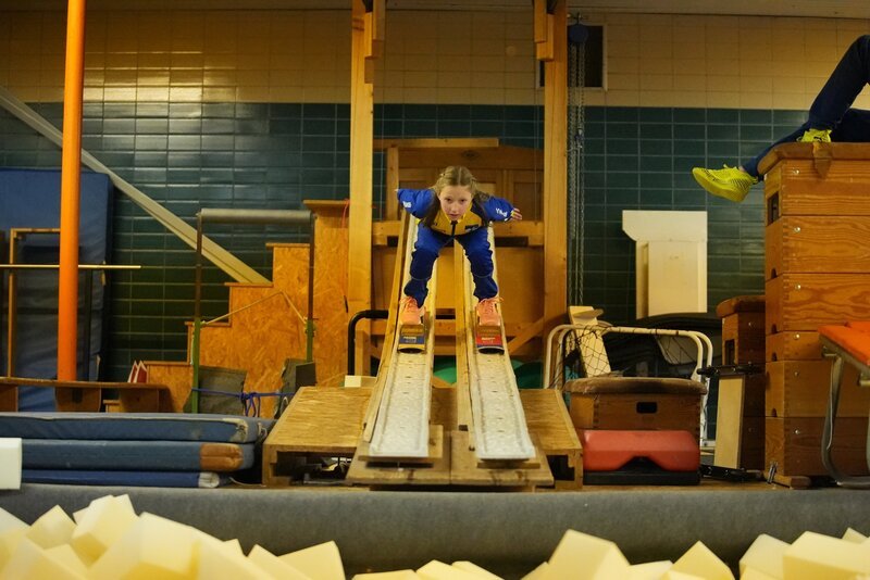 In der „Schnitzelgrube“ trainiert Emma (11) für den Schülercup. – Bild: hr/​Julien Wintermeier