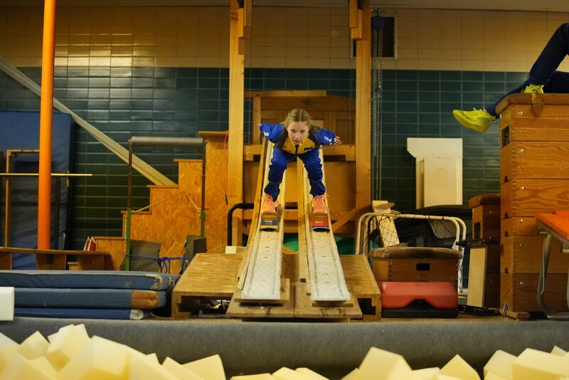 In der „Schnitzelgrube“ trainiert Emma (11) für den Schülercup. – Bild: hr/​Julien Wintermeier