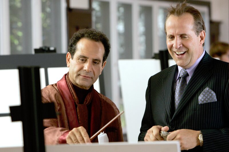 Monk „Mr. Monk malt“. Im Bild (v.li.): Tony Shalhoub (Adrian Monk), Peter Stormare (Petya Lovak). – Bild: ORF