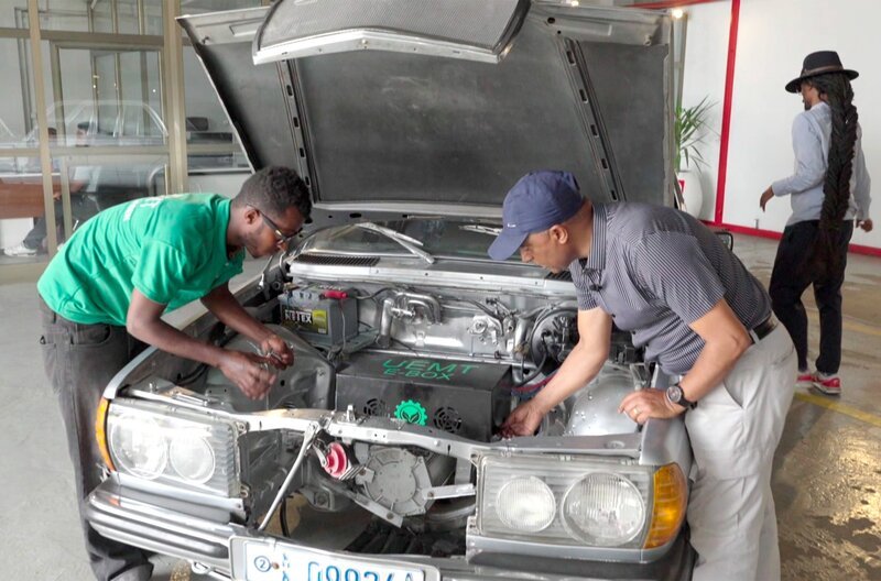 Der Ingenieur Eshetu Mekonnen hilft in seinem Heimatland Äthiopien, ein Start-Up für den Verbrenner-Umbau zu E-Fahrzeugen erfolgreich zu machen. – Bild: SWR