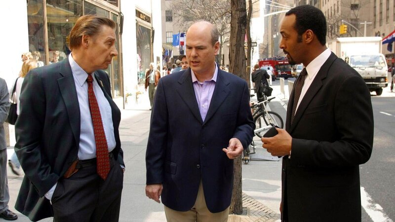 Det. Briscoe (Jerry Orbach, li.) und Det. Green (Jesse L. Martin, re.) sprechen mit Larry Miller (spielt sich selbst). – Bild: RTL Deutschland
