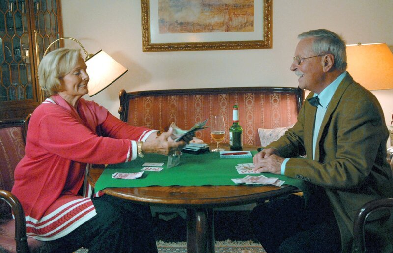 Rosa Behringer (Ruth Maria Kubitschek, l.) hat viel Spaß beim Kartenspielen und Zocken mit dem Grafen von Höhenbrück (Eckart Dux, r.). – Bild: NDR/​ARD/​Marion von der Mehden