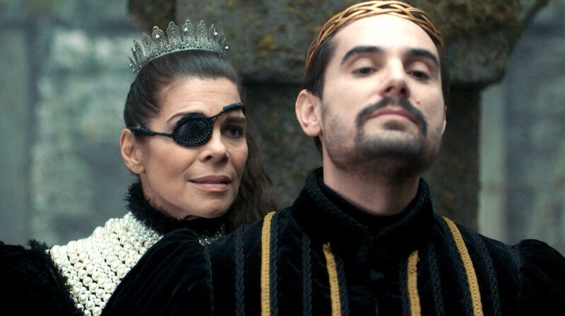 Ingi (Ellen Hillingsø) mit Fileas (Christian Tafdrup), der seine Krönung plant. – Bild: BR/​TV 2 Denmark