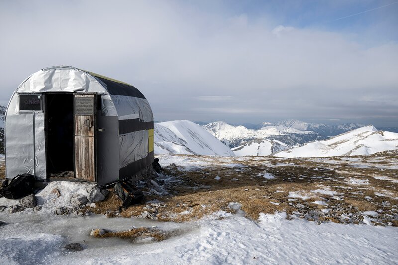 Fleischer Biwak, offener Notunterstand. – Bild: ServusTV /​ Andreas Kaboto Photography