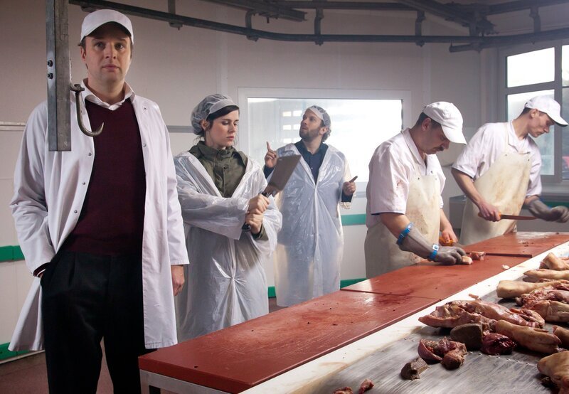 Was hat Sigmar Hoppe (Stephan Grossmann, l.) mit dem Verschwinden seiner Mutter zu tun?  Kira Dorn (Nora Tschirner, 2.v.l.) und ihr Kollege Lessing (Christian Ulmen, m.) ermitteln. – Bild: MDR/​Andreas Wünschirs