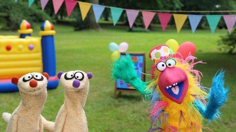 Die Erdmännchen suchen Trost bei einem Spaßvogel. – Bild: NDR/​bigSmile