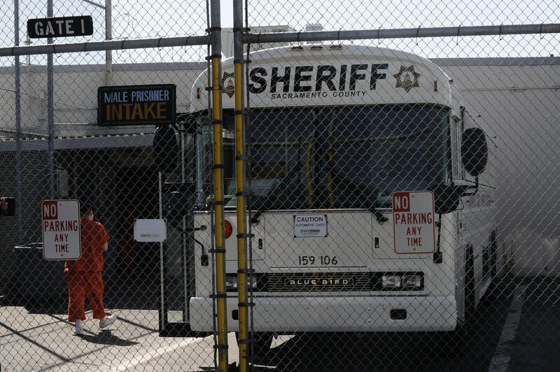 Sacramento, Kalifornien: Der Transportbus des Zweiggefängnisses, der die Überbelegung des Hauptgefängnisses mildert. – Bild: National Geographic Channels
