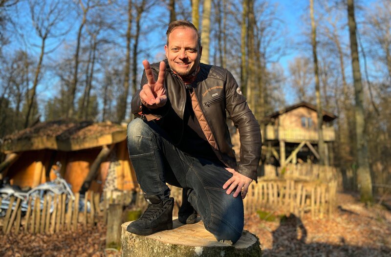 Wie wird man endlich frei? Genau das will hr-Reporter Friso Richter herausfinden. – Bild: HR/​Lukas Lowack